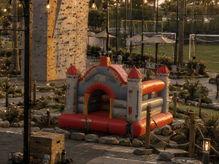 Parque infantil de 800 m² con hinchable gigante.